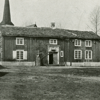 https://lokalhistoriewiki.no/images/Alstadhaug_presteg%C3%A5rd%2C_Nord-Tr%C3%B8ndelag_-_Riksantikvaren-T373_01_0187.jpg